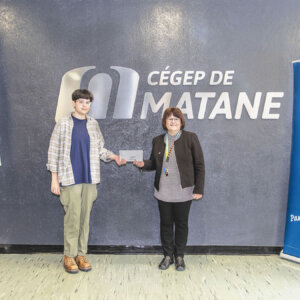 Source : Marion Cizeron. Léa Bourdais et Brigitte Chrétien, secrétaire-trésorière de la Fondation du Cégep de Matane, qui a remis une bourse de projet éducatif à l'étudiante en photographie le 17 mars. 