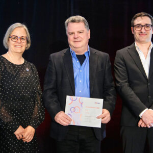 Source : AQPC. Sur la photo, de gauche à droite, Marthe Giguère, présidente sortante de l'AQPC, Nicolas Rail, lauréat, et Samuel Bernard, directeur général de l'AQPC.