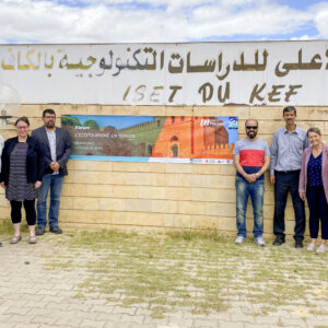 Source : À gauche de l’affiche, Isabelle Blouin-Gagné et Alain Simard-Rousseau et, à l’extrémité droite de l’image, Christine Dugas et Yvonne Langford, en compagnie de leurs partenaires tunisiens à l’occasion du forum du 26 mai dans la ville du Kef sur l’écotourisme en Tunisie.