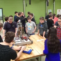 Les membres de l'équipe de robotique Supertronix 5910 de 2016