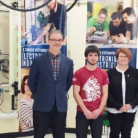 Le directeur général du cégep avec des élèves du programme Génie électrique