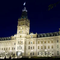 Photo du Parlement en soirée 2015