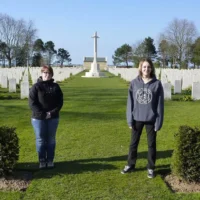 Deux élèves de sciences humaines en voyage en Normandie