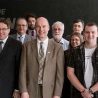 Des membres du personnel du cégep accompagné du ministre Jean D'Amour