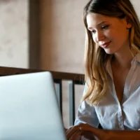 Femme travaillant devant un ordinateur