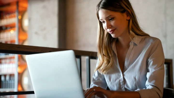 Femme travaillant devant un ordinateur