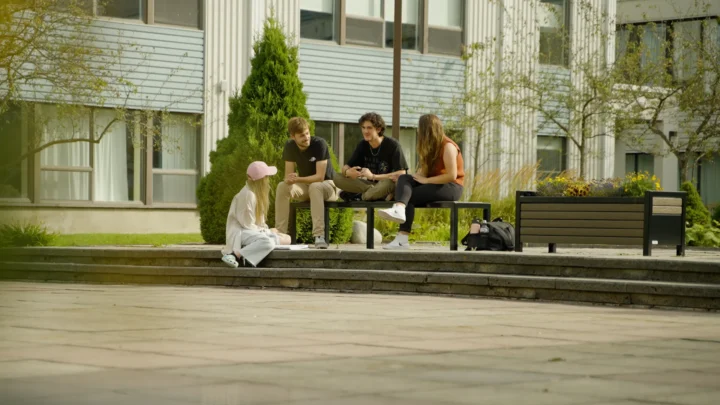 Élèves dans la cour intérieure du cégep