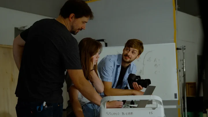 Deux élèves et un enseignant dans le studio du programme Photographie du cégep.