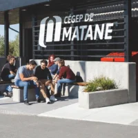 Élèves devant l'entrée principale du Cégep de Matane