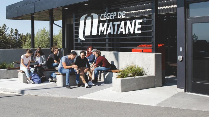 Élèves devant l'entrée principale du Cégep de Matane