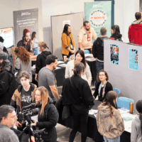 De nombreux kiosques d'information étaient disponibles pour les visiteuses et visiteurs.