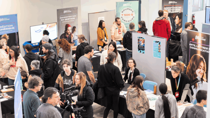 De nombreux kiosques d'information étaient disponibles pour les visiteuses et visiteurs.