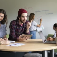 Des élèves en Techniques d'administration et gestion profil marketing numérique.