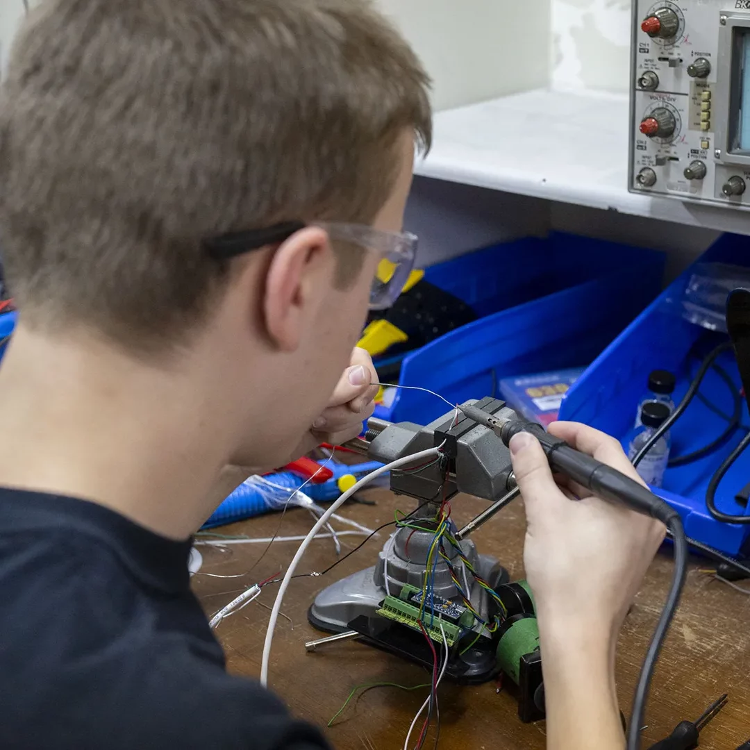 Un élève fait de la soudure.