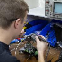 Un élève fait de la soudure.