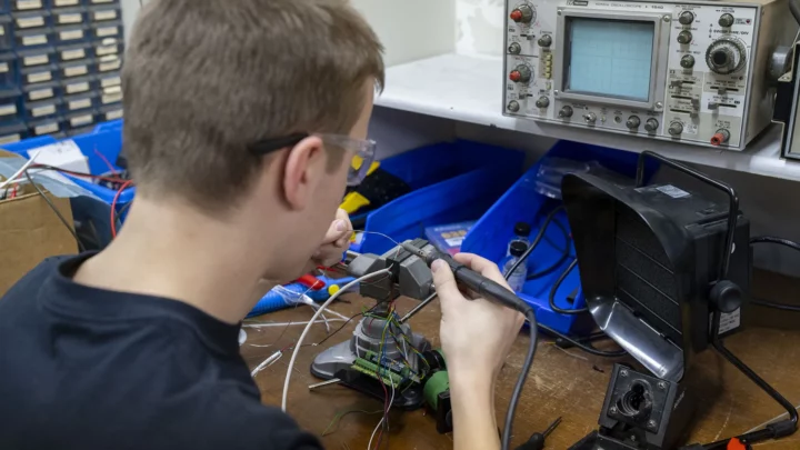 Un élève fait de la soudure.