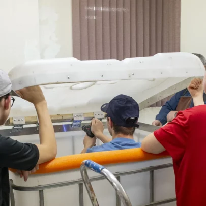 Des élèves assemblent un bassin d'eau.