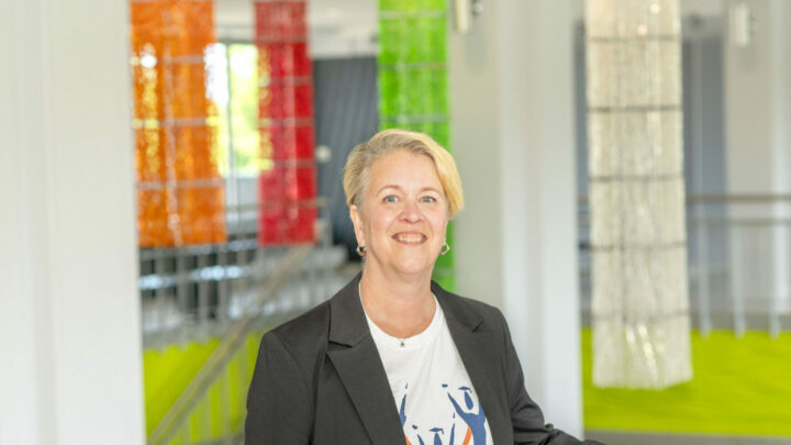 France Henry, la nouvelle directrice générale de la Fondation du Cégep de Matane, pose devant la caméra dans le hall du cégep pour annoncer son entrée en poste.