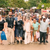 Un groupe d'élèves en voyage pédagogique au Togo.