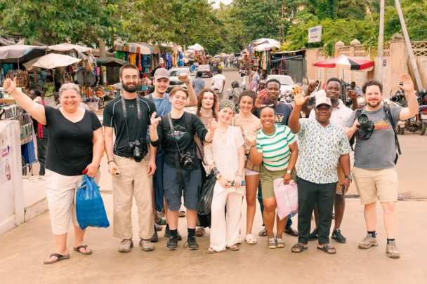Un groupe d'élèves en voyage pédagogique au Togo.