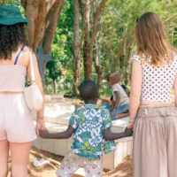 Des élèves avec une personne locale.