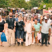 Un groupe d'élèves en voyage pédagogique au Togo.