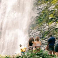 Des élèves en visite près d'une chute d'eau au Togo.
