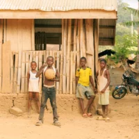 Des jeunes togolais dans leur milieu de vie.