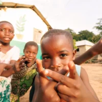 Des jeunes togolais qui regardent la caméra.